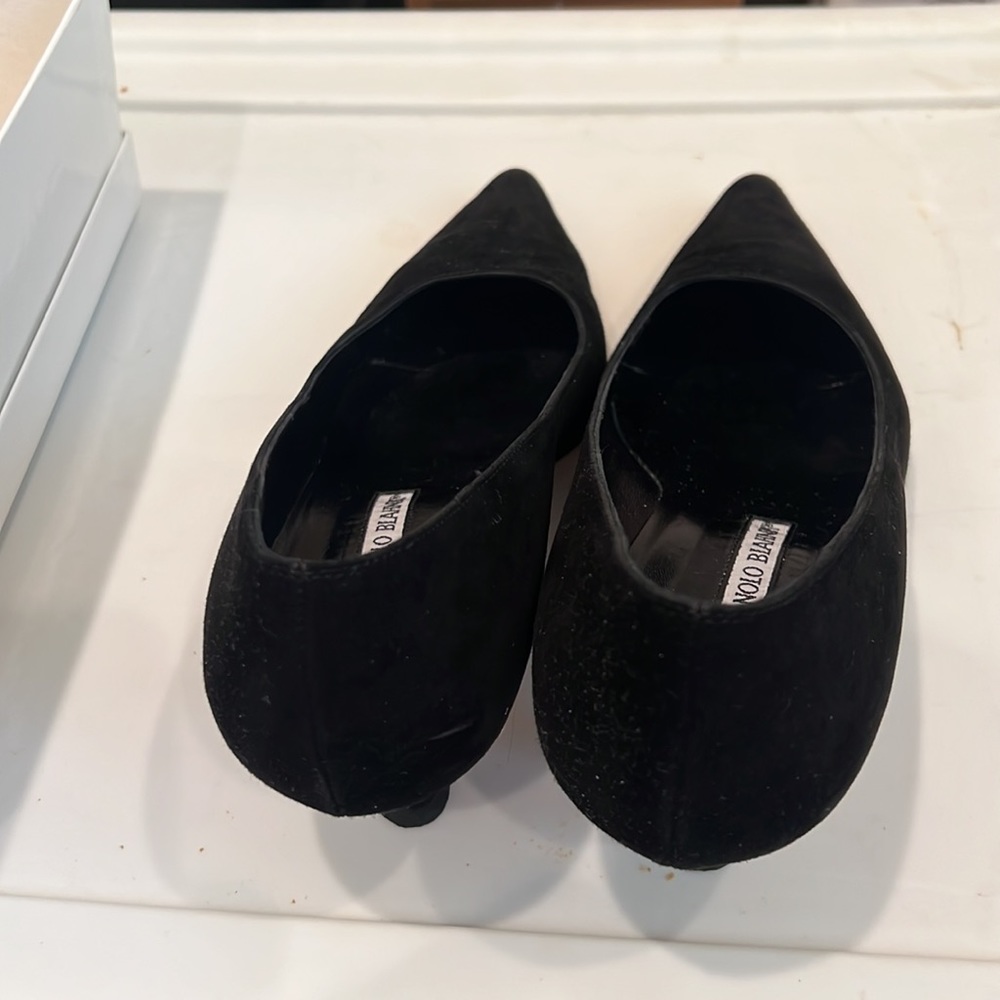 Manolo Blahnik black suede pump. Excellent condition - Picture 2 of 6